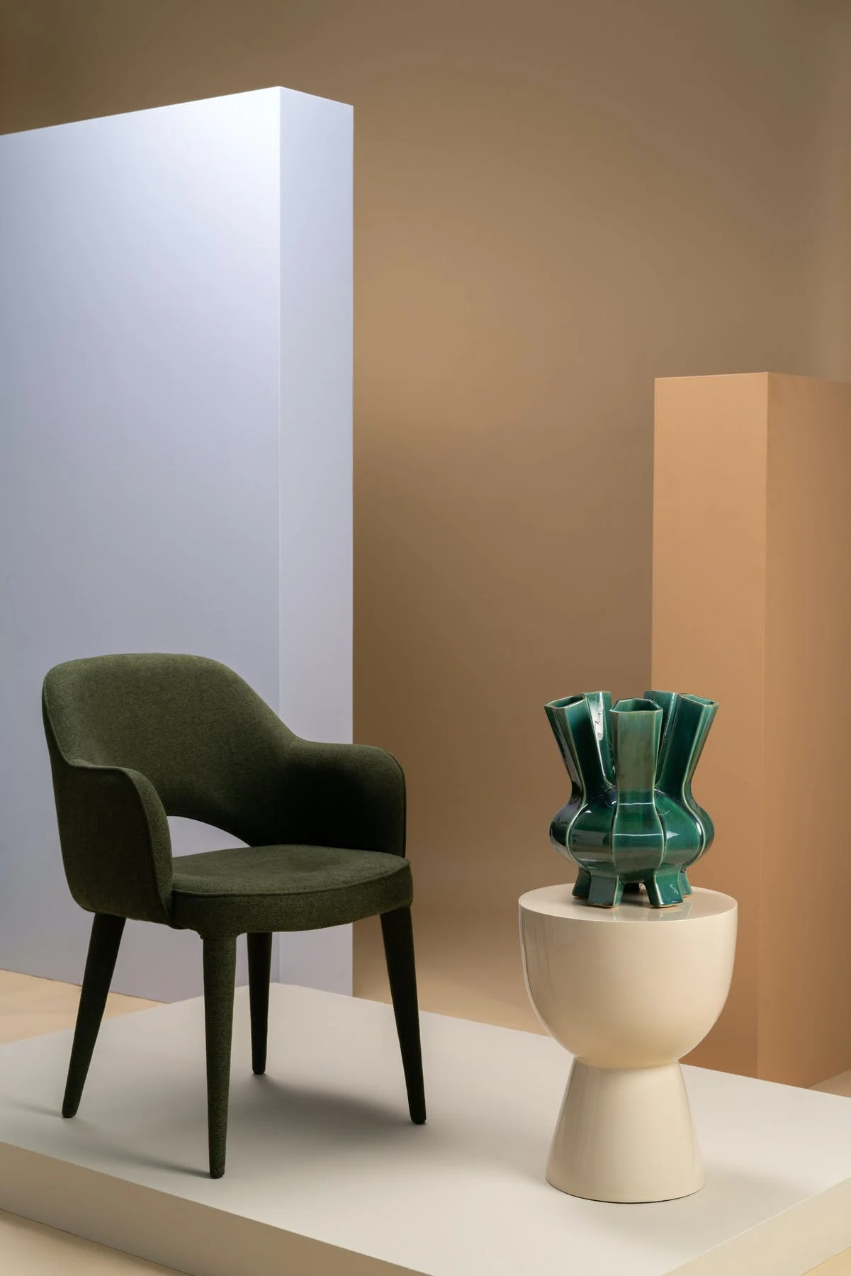 Interieur met bruine stoel, bijzet tafel en groene vaas Puyi