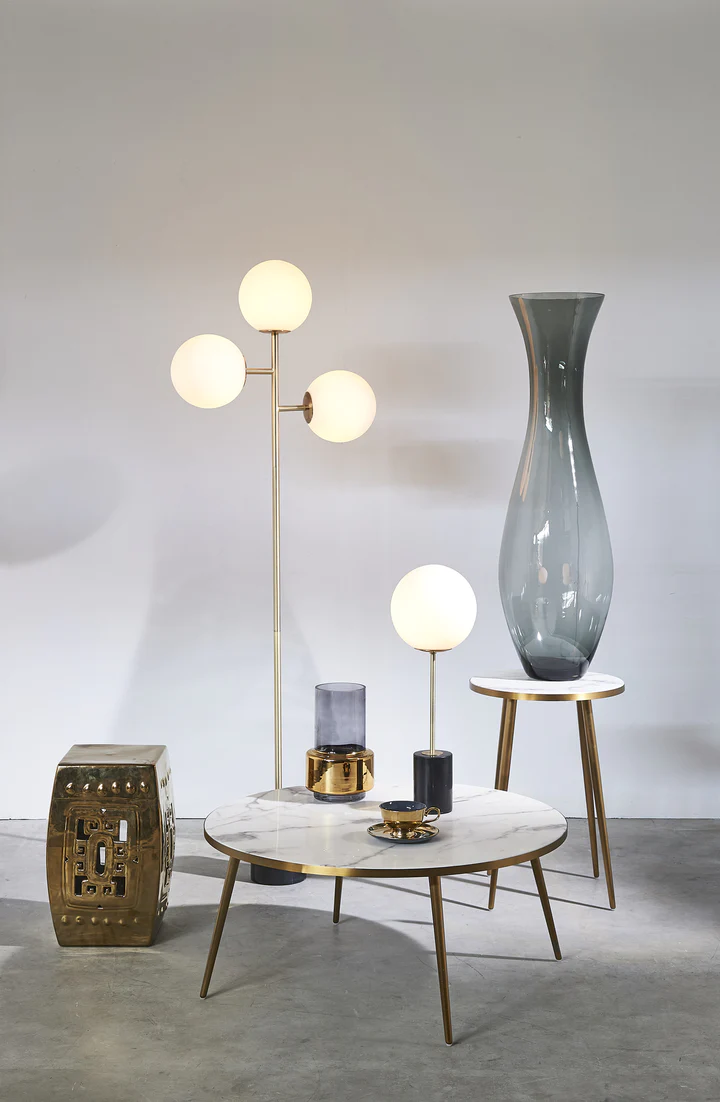 Marmere bijzettafels met vazen van Pols Potten