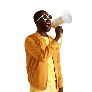 Een man gekleed in het geel die door een megafoon heen praat