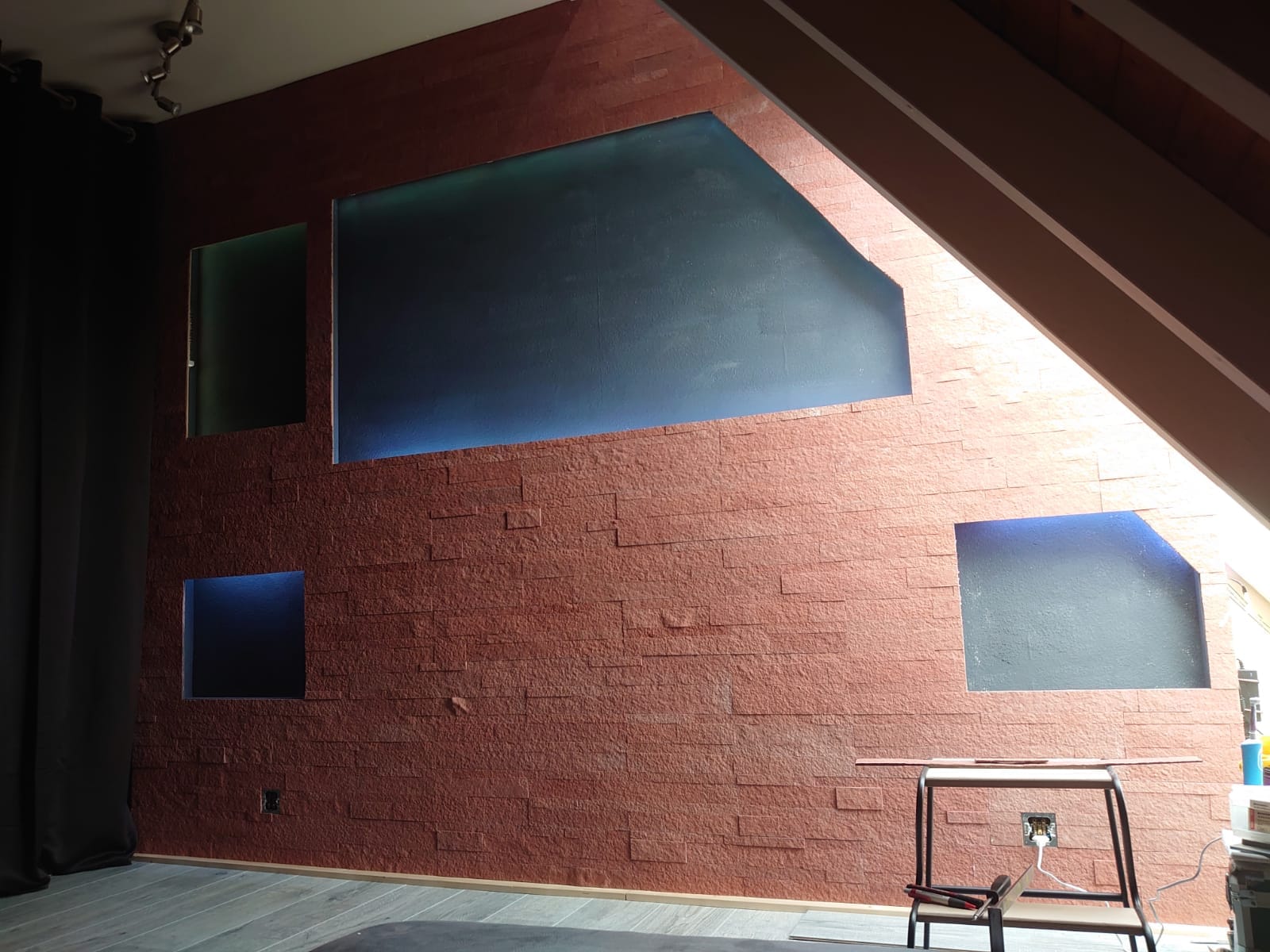 Rode streenstrips met een klein tafeltje aan de rechterkant