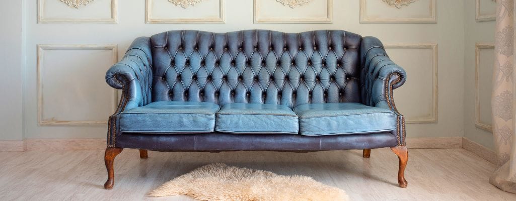 Vlauwe vintage bank tegen een witte muur