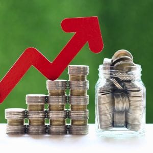 Stapeltjes met muntgeld die laten zien hoe Moso bamboe economische voordelen heeft